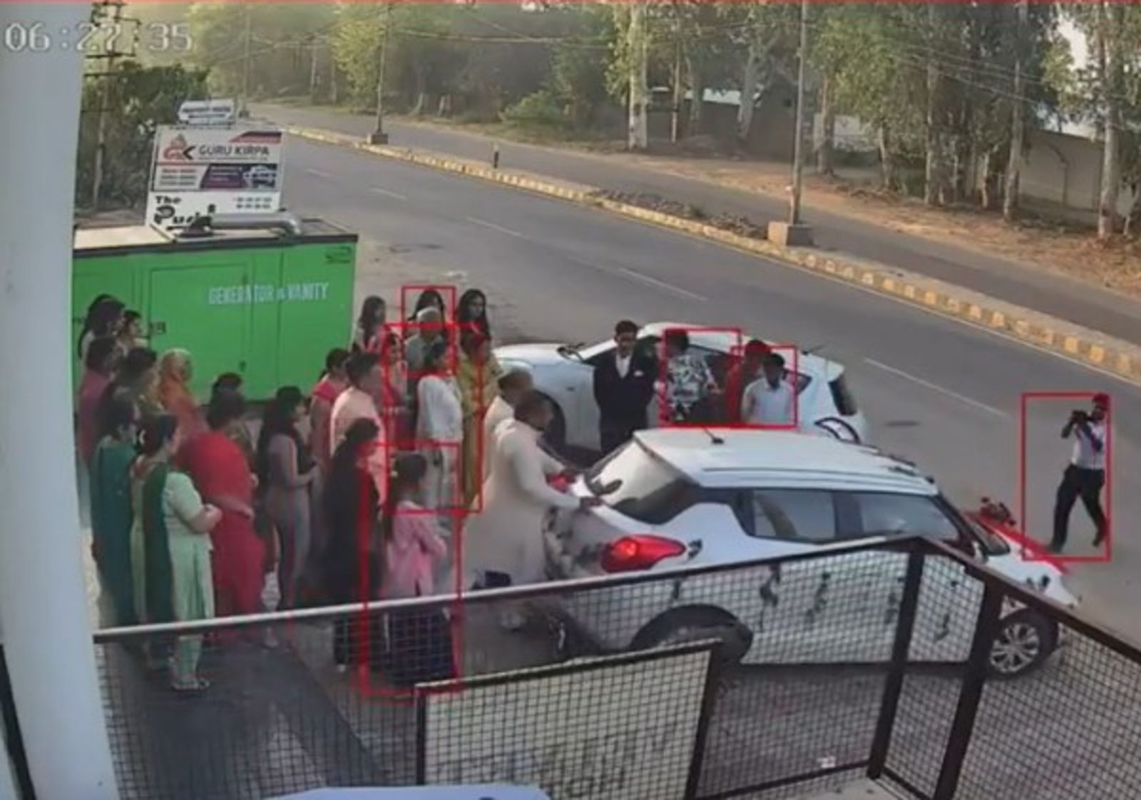 攝影師為了拍攝新人而越來越往後退。圖／翻攝自X／@sanatan_kannada