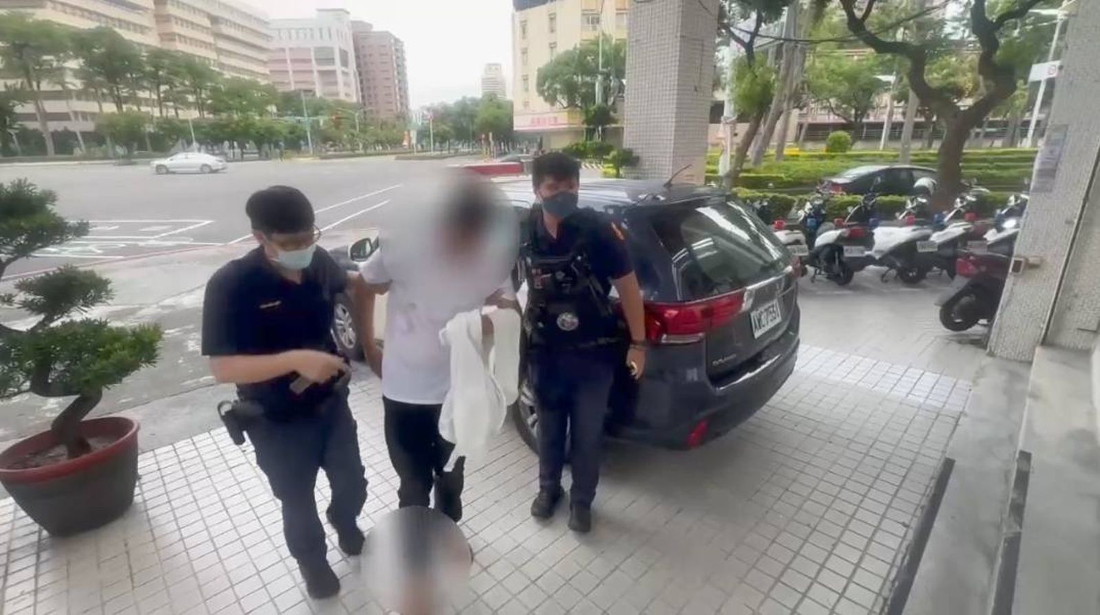 高雄街頭警匪追逐畫面曝光!「喪屍」拒檢逃竄撞傷警 慘吞35張罰單吐58萬