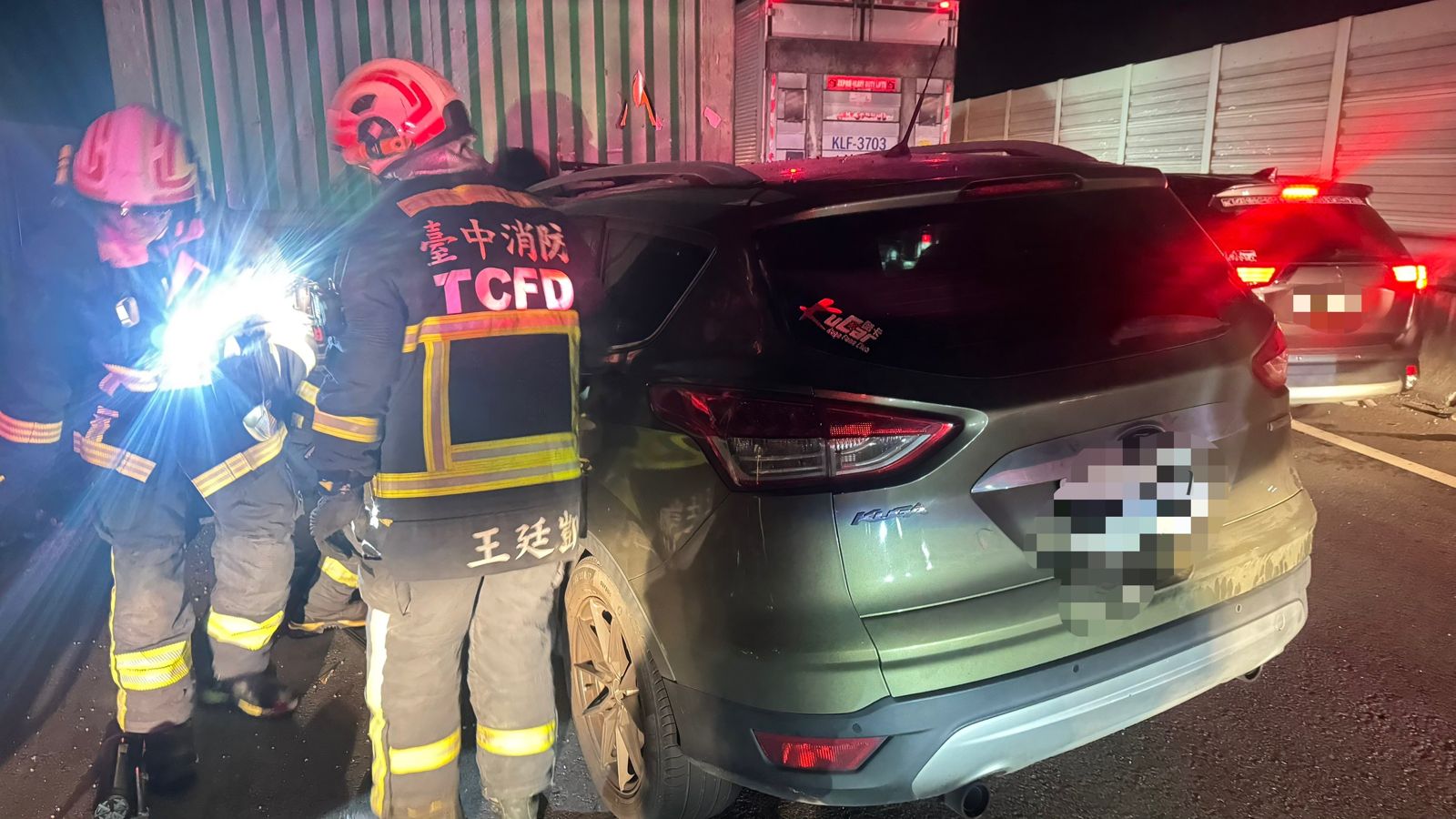 西濱台中段發生重大車禍,轎車撞入聯結車底。讀者提供