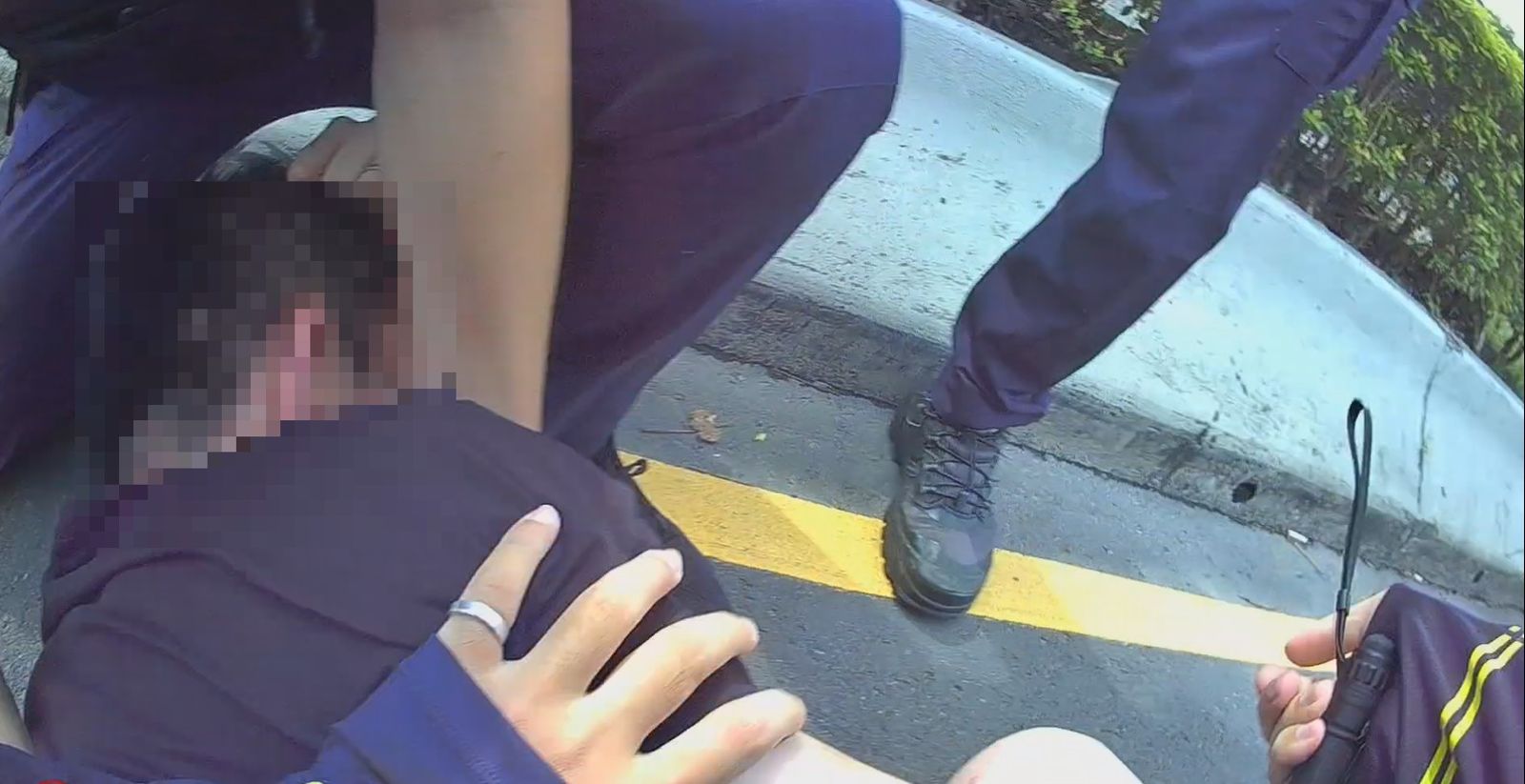 吳嫌遭警方壓制。翻攝畫面
