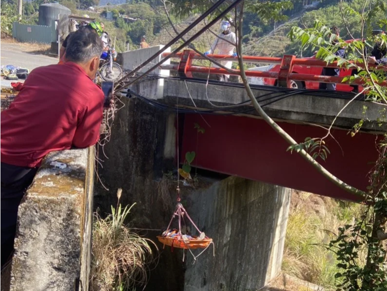 消防員透過吊掛方式搶救楊男。讀者提供