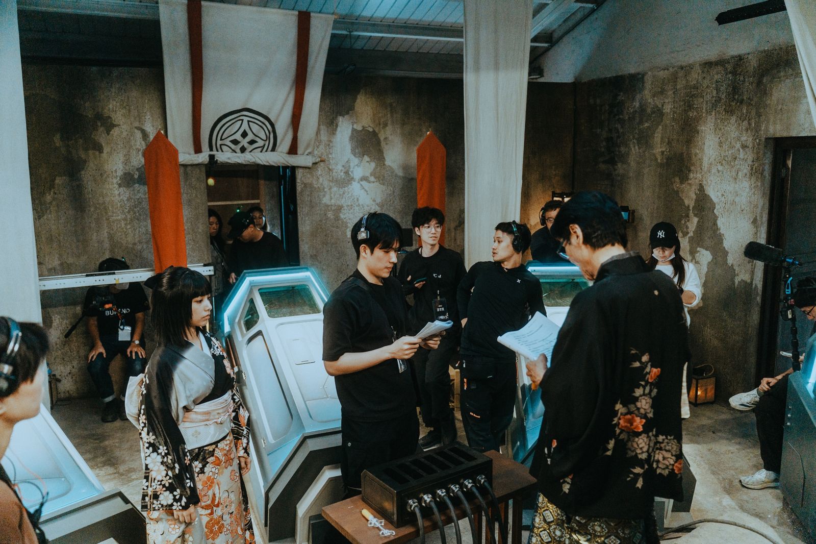 陳漢典驚嘆節目下重本,看到機關逼真程度嚇到,黃偉晉不敢相信密室逃脫可以這樣玩。映底子國際傳媒股份有限公司提供