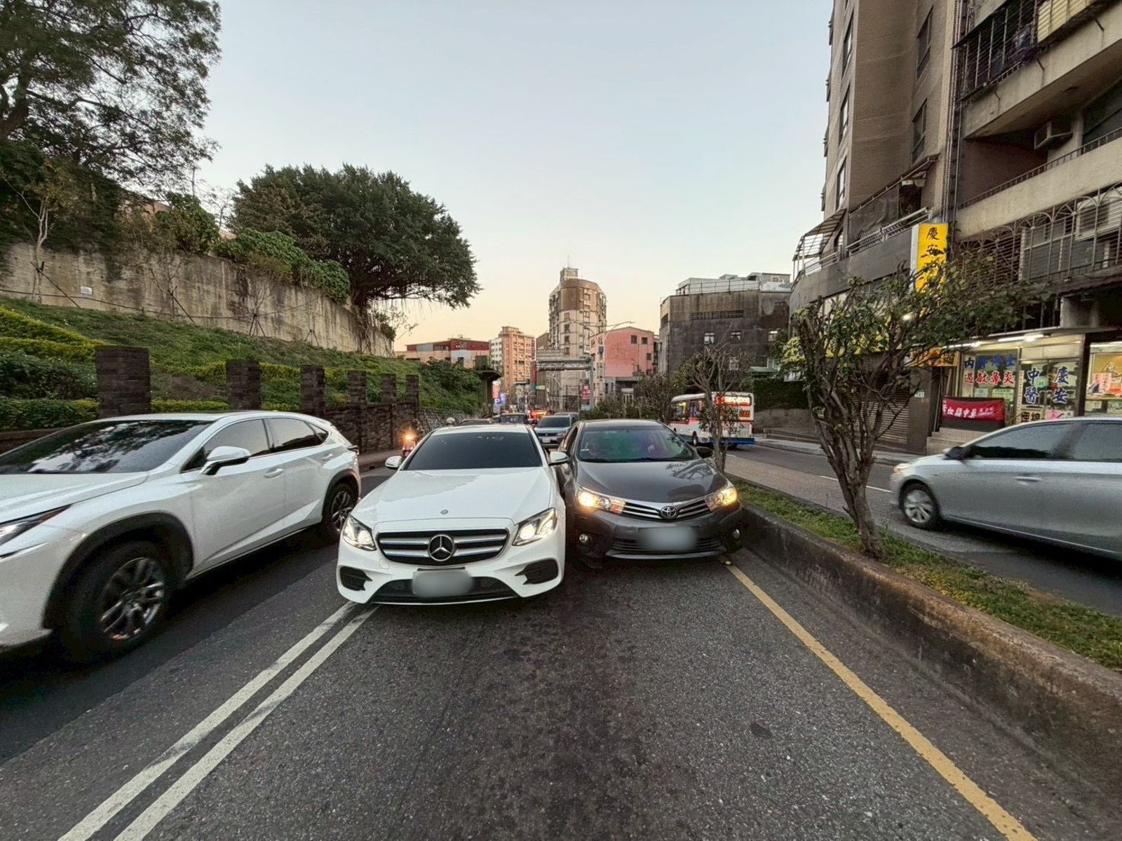 毒駕男開車上路還載妻小硬鑽車縫　無辜民眾連遭撞2次怒飆：吸毒的去關一關