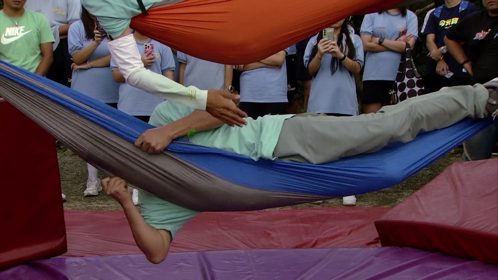 胡瓜挑戰吊床慘摔「整個人滾下來」 笑翻全場:我真的老了!