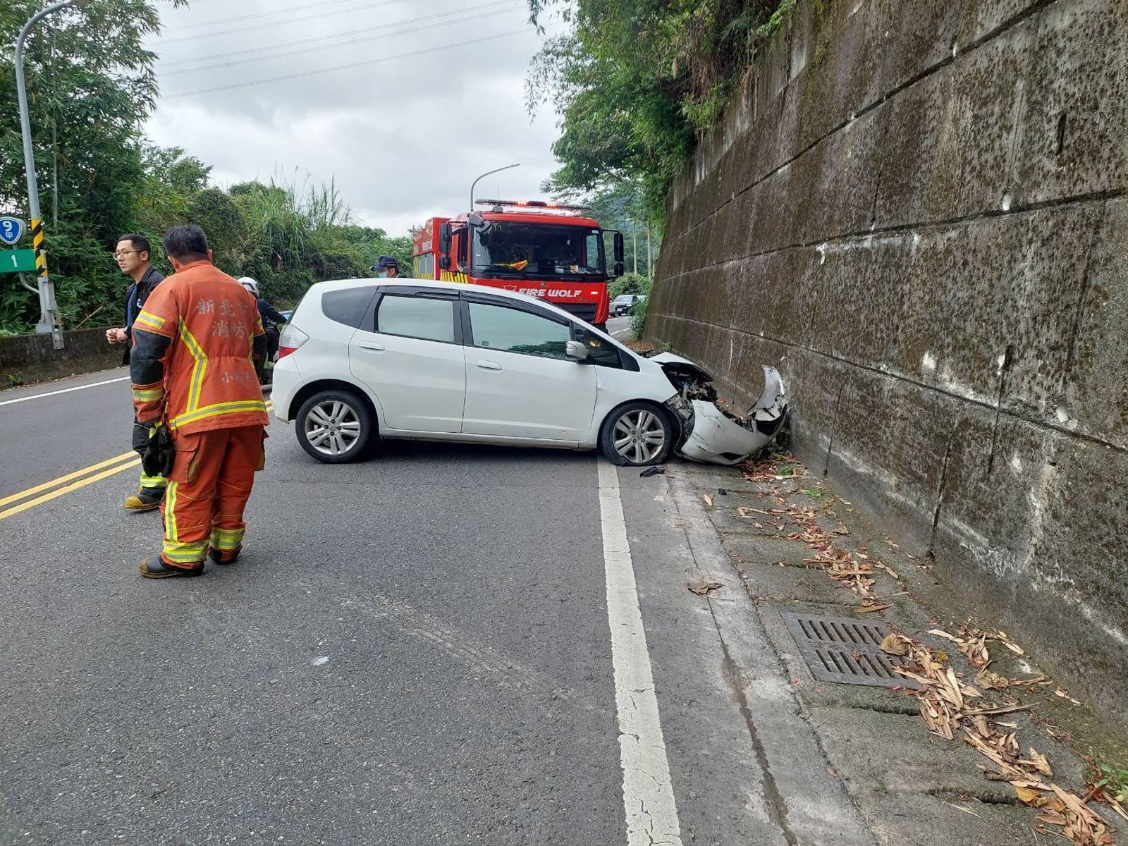禍不單行！新店男駕車撞山肋骨斷　警察到場慘了…原來是毒駕