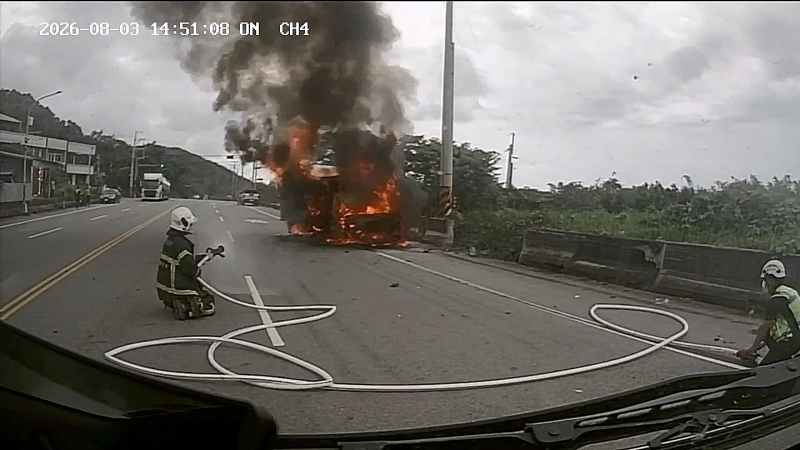 苗栗台6線火燒車!冷藏車碰撞淪火球 駕駛困車內「活活燒成焦屍」