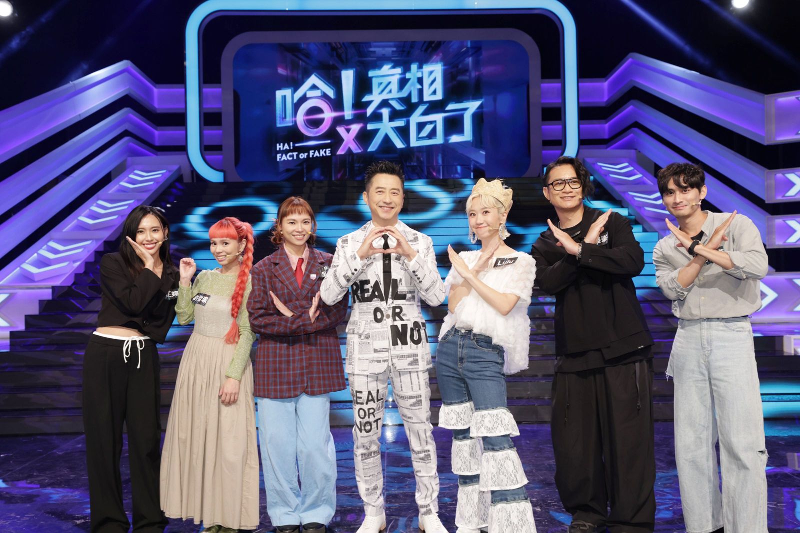 哈林庾澄慶（左4）主持公視《哈！真相大白了》邀PiA吳蓓雅、許哲珮、李芷婷（左起3、２、１）與Lulu、卓義峯、劉學甫上節目參賽。公視提供