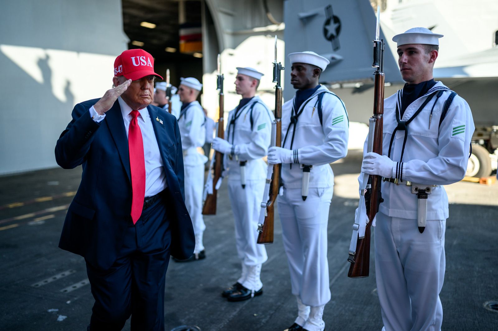 美國頻頻展現世界霸權的實力,今年是美國海軍建軍250週年,5日川普造訪航母杜魯門號。圖/flickr