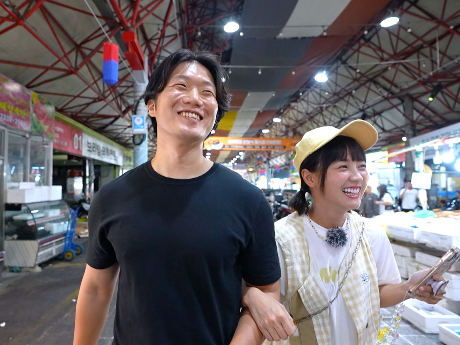 籃籃（右）跟韓國歐巴（左）勾手逛街 。公視台語台提供