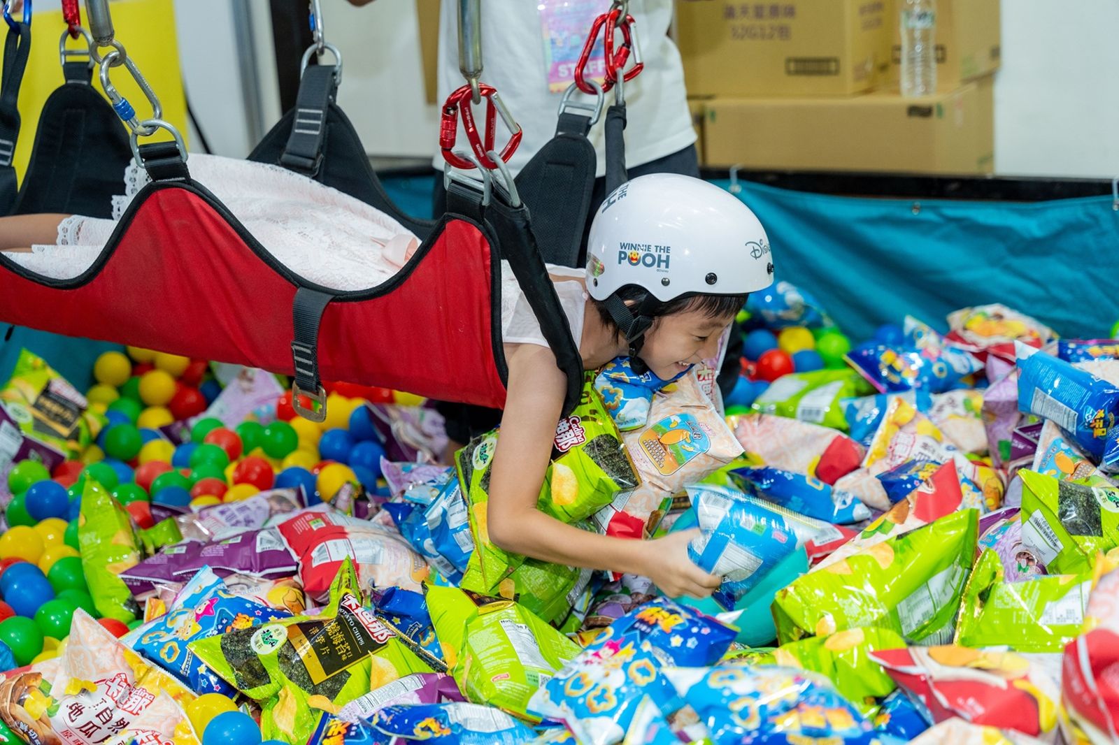 「超大夾娃娃機」直接用「雙手雙腳」抓　2025FUN出大能力派對讓「親子體驗當主播」