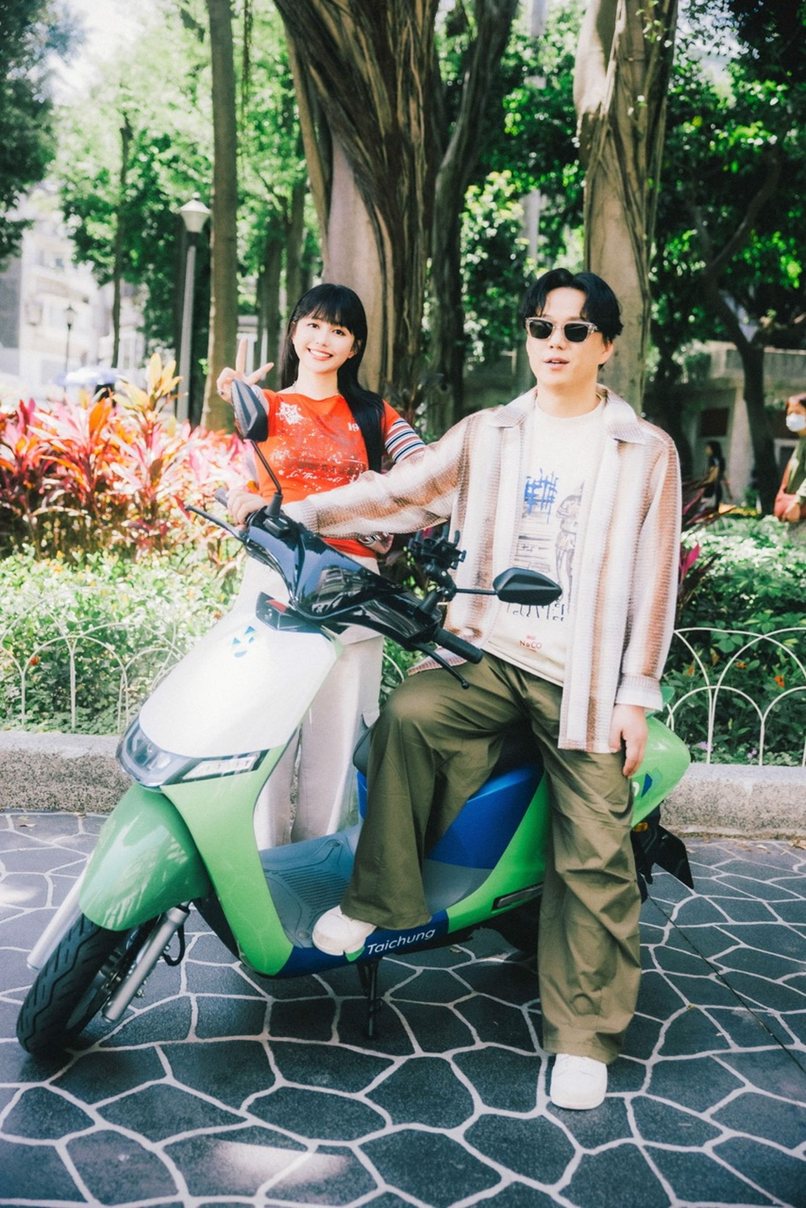 蕭煌奇（左）騎車載著琳誼上路。相映音樂提供