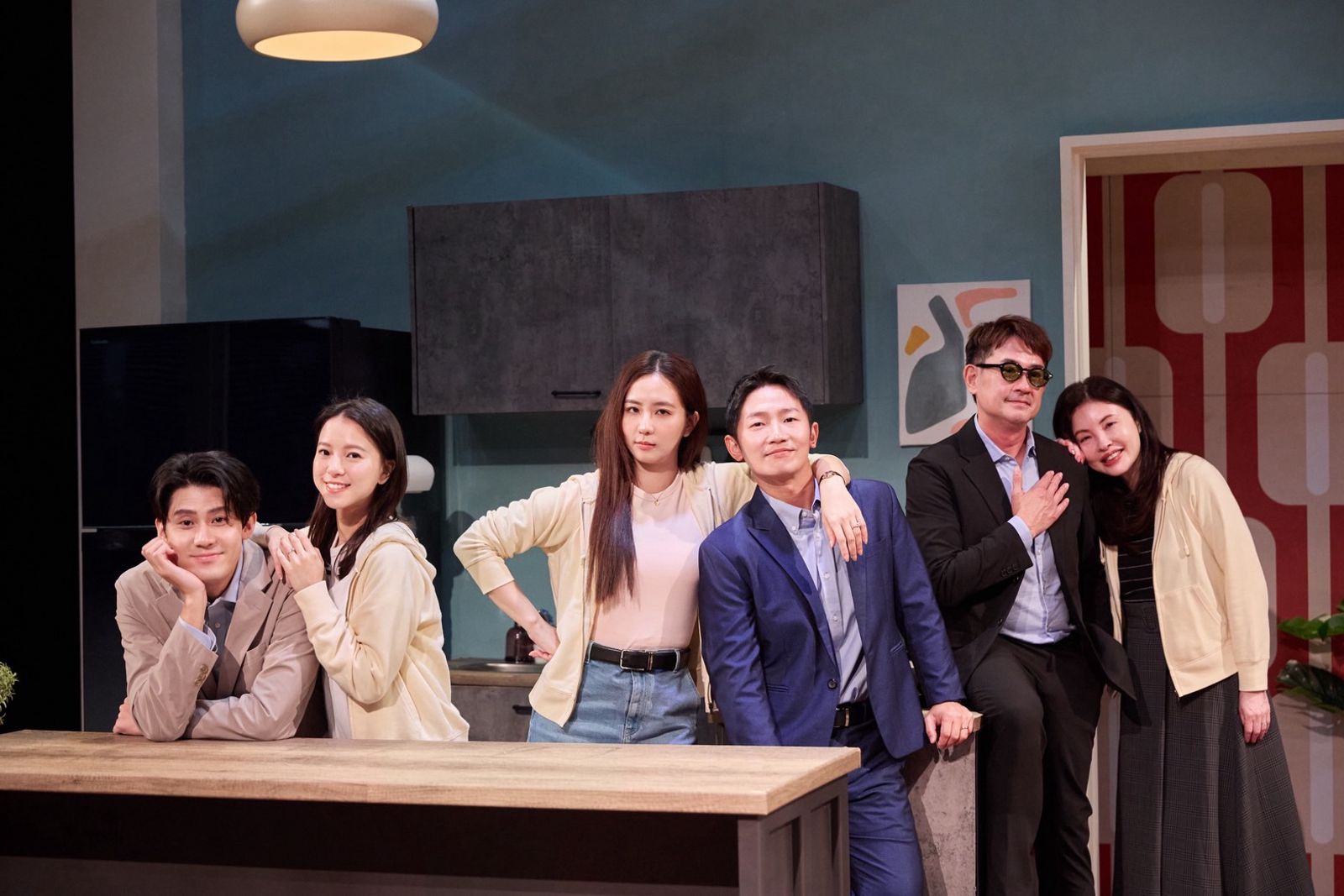 何如芸（右起）、柯叔元、蔡昌憲、周曉涵、項婕如、李玉璽演出《婚內失戀》星光場。艾彼新創股份有限公司提供