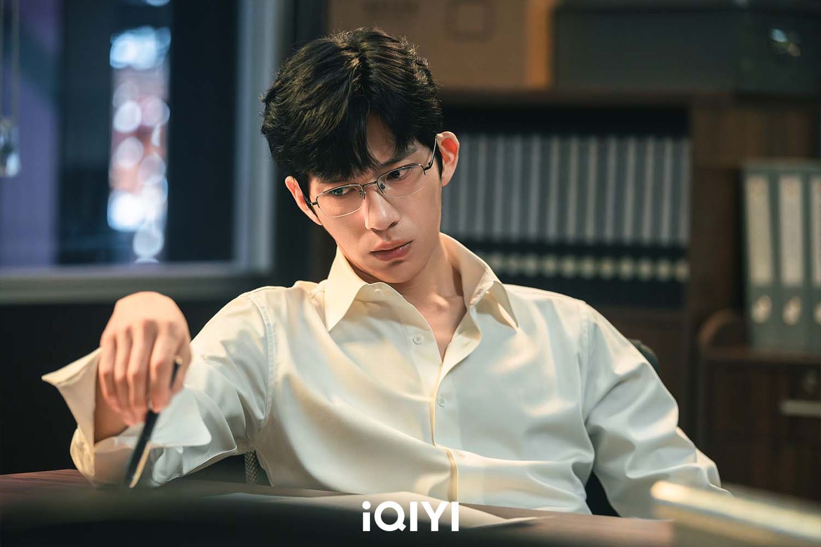 井柏然飾演犯罪心理學教授「江寒聲」。愛奇藝國際版提供