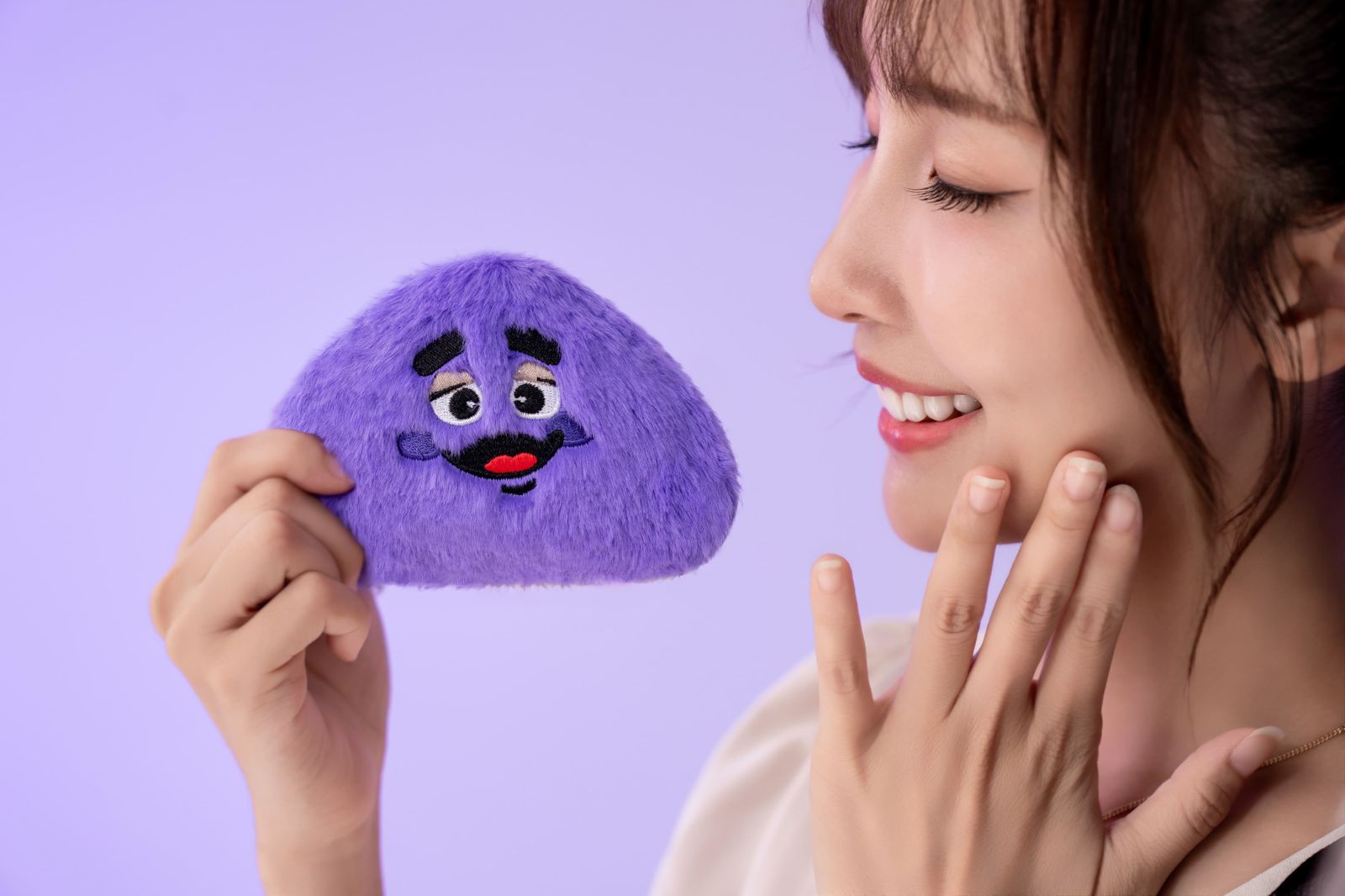 「奶昔大哥毛毛包」觸感療癒，還可以裝零錢、耳機，很實用。（199元／單買，麥當勞供圖）