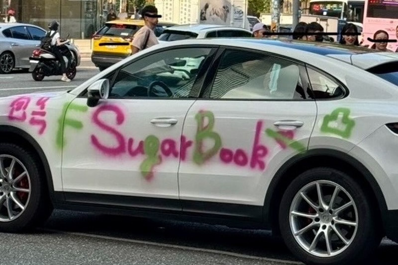 一輛白色保時捷遭噴漆「包養小三、渣男、3cm」。圖/翻攝自爆料公社