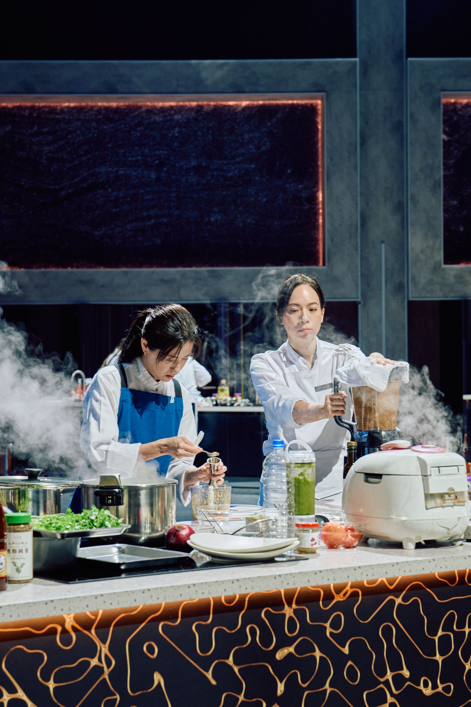 林予晞(左起)、主廚Jessica。林予晞擔下製作特色調酒重任。華視提供
