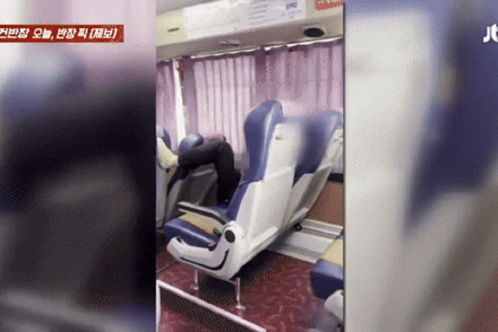 他搭巴士「饋咖」逼人聞腳臭　還看AV大聲播！乘客崩潰