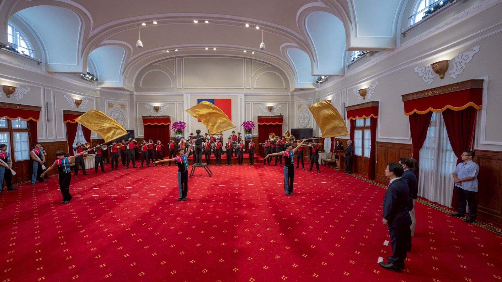 總統賴清德今（8日）上午接見即將赴印尼參與「WAMSB世界樂旗大賽」的建中樂旗聯隊，期許他們為台灣爭取榮譽。（圖／總統府提供）