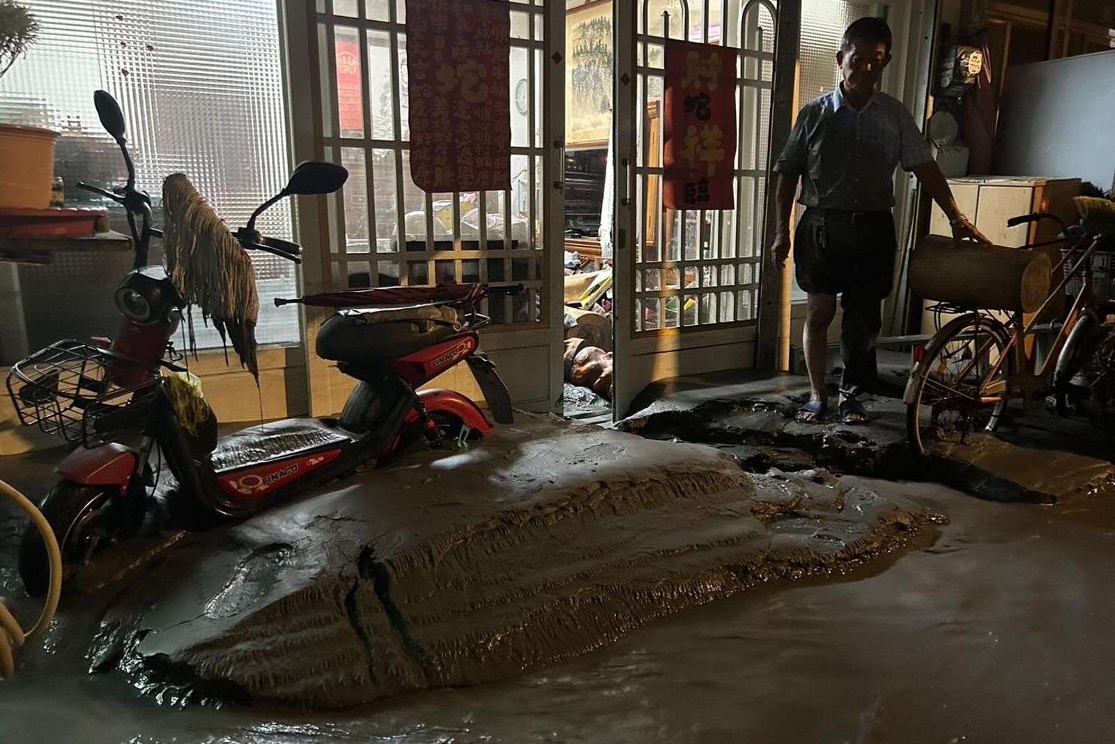 花蓮馬太鞍溪堰塞湖潰堤，泥水沖進民宅。圖／翻攝Threads@malonjoyeh