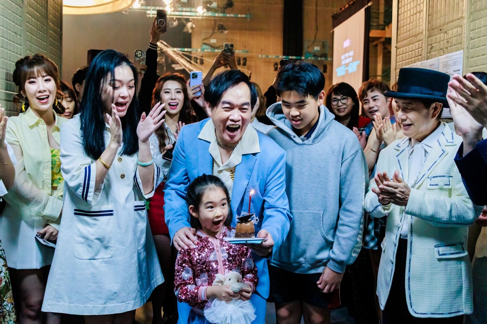 《綜藝一級棒》康康老婆（左起）、康康小女兒、兒子及黃西田一起為康康慶生。中視提供