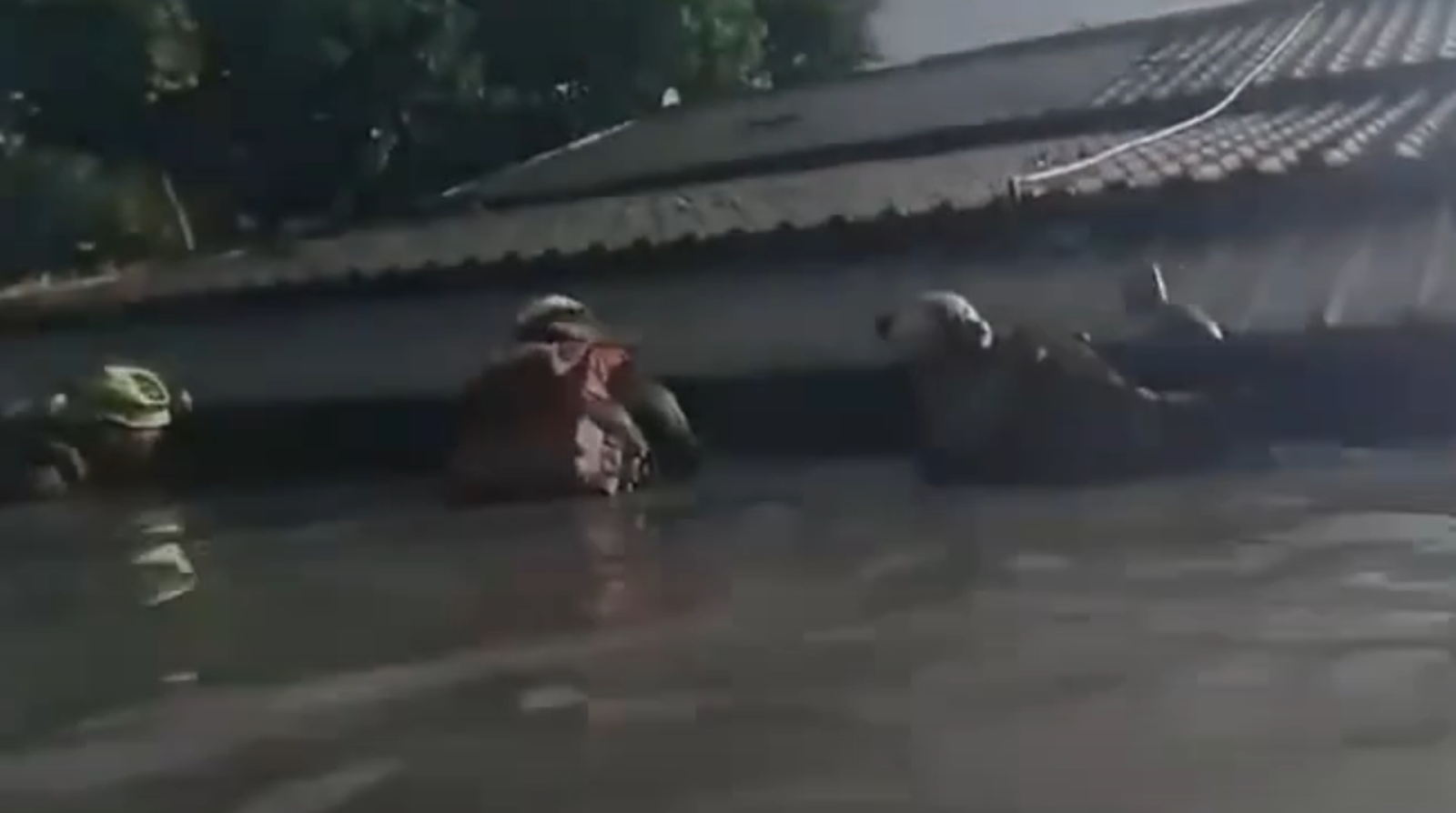 搜救人員進入被淹沒的光復鄉,涉水挨家挨戶搜尋居民。圖/截自「記者爆料網」YT