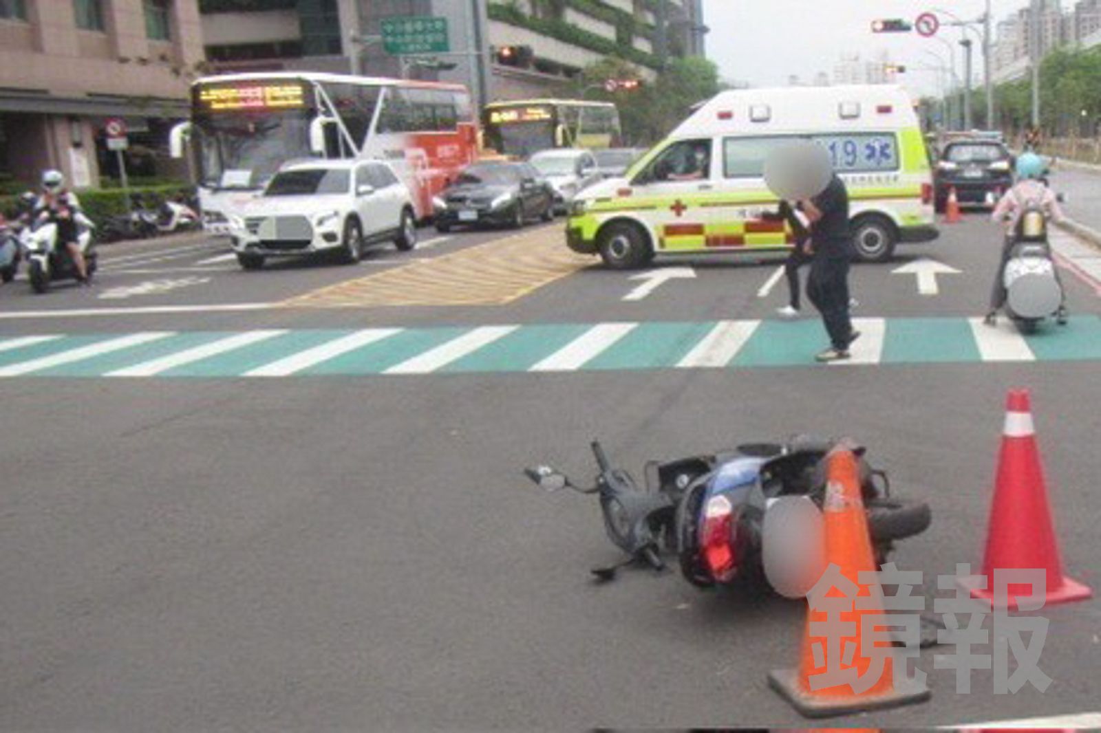 2機車碰撞倒地，救護車到場救援傷患。民眾提供