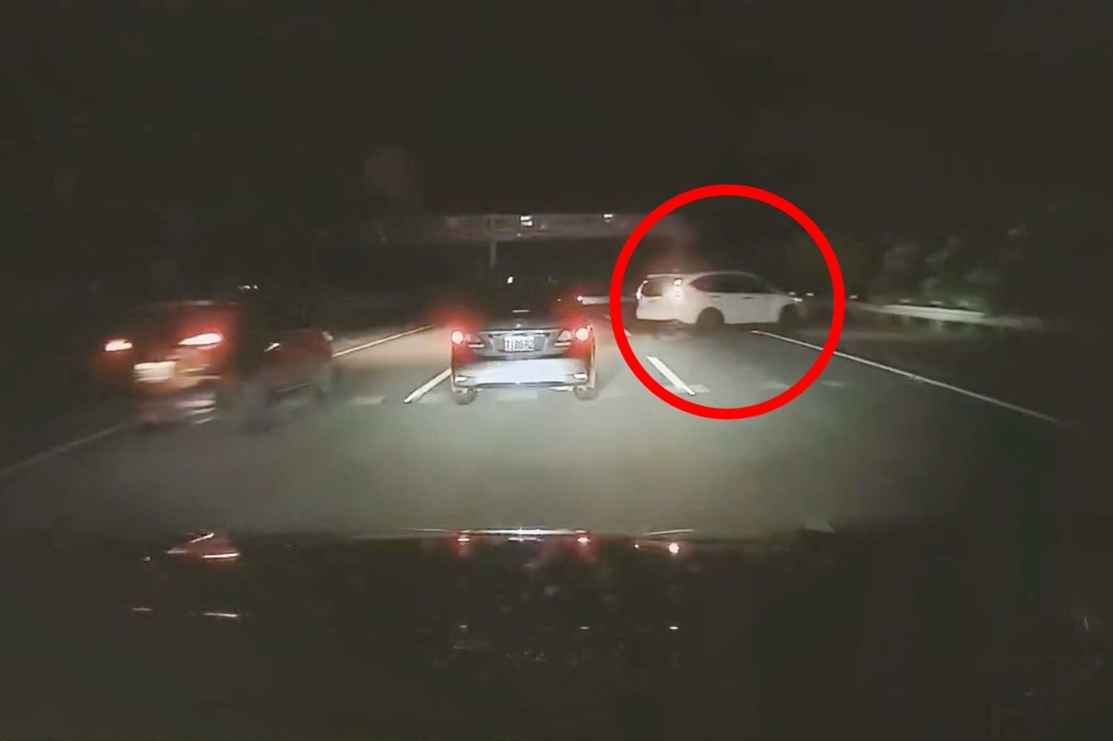 離譜畫面曝!稱「太累了」他車停國道路肩還倒車 斜插2車道4車撞成一團釀4傷