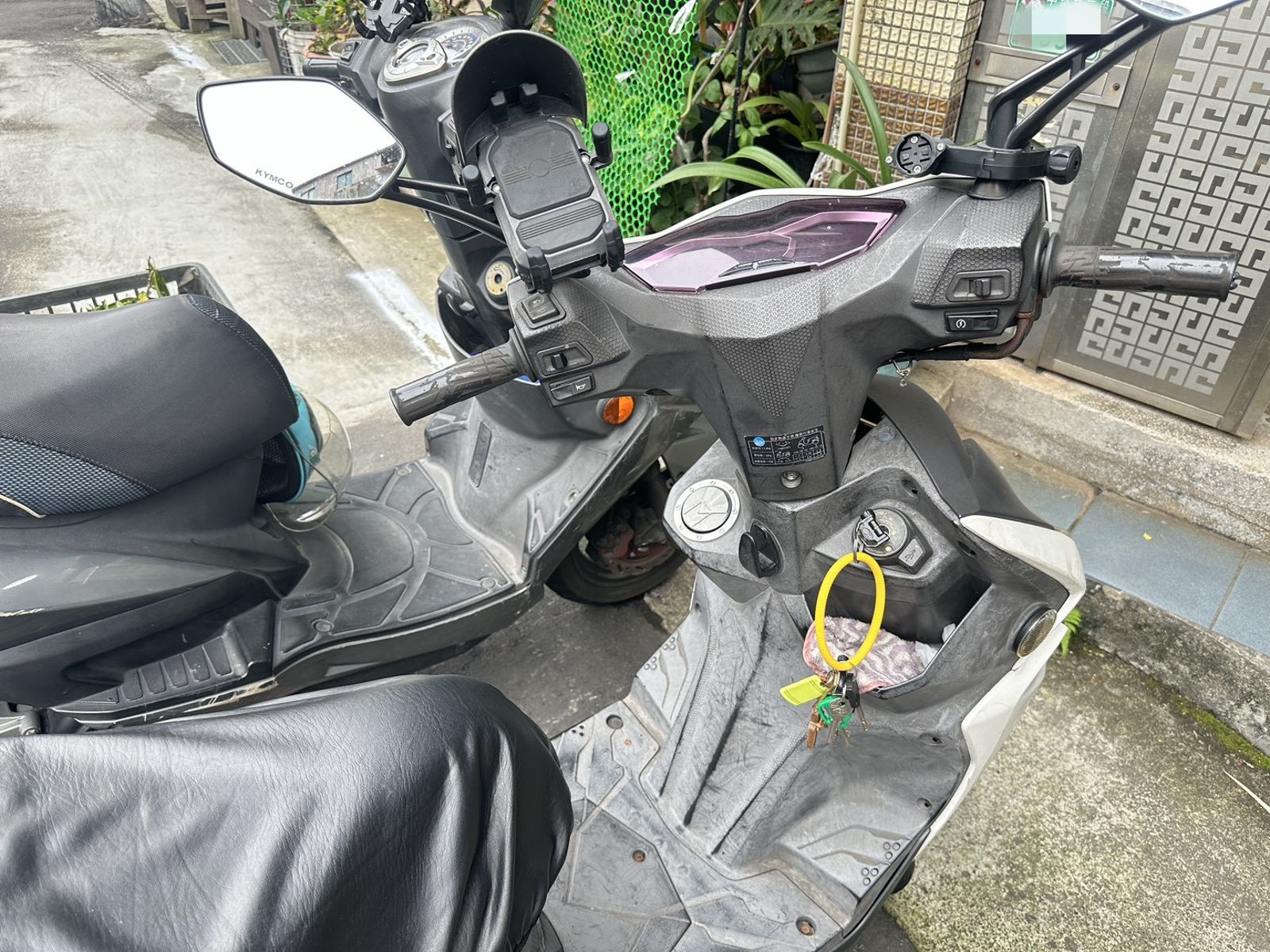 鑰匙掛車上!他隔天「一開車廂」傻眼:乾脆把我車幹走...萬人笑翻:台灣特有神秘文化