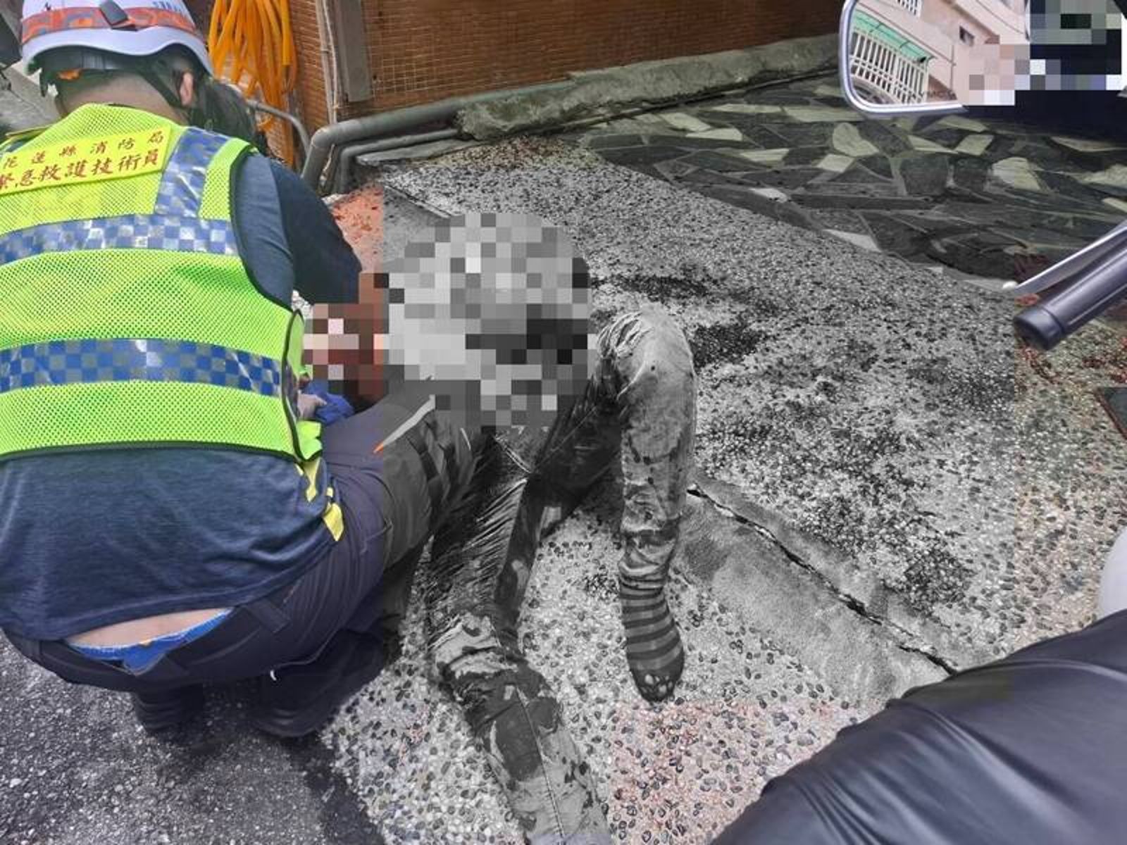 狠劈右臂骨折!太陽會男大白天攜女友鬧區砍人 警竟協調黑幫交人 處理手法惹眾怒