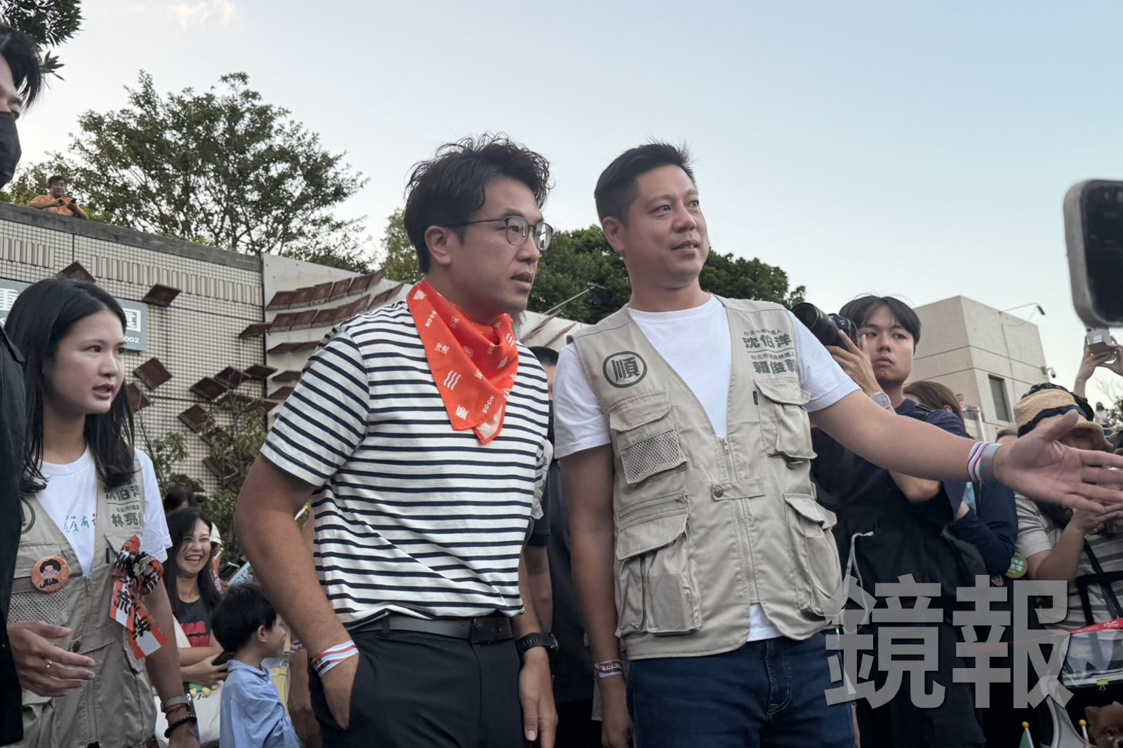 民進黨台北市長參選人沈伯洋(左)幫蔣萬安緩頰,強調對方家人不在選舉討論範圍。攝影袁維駿