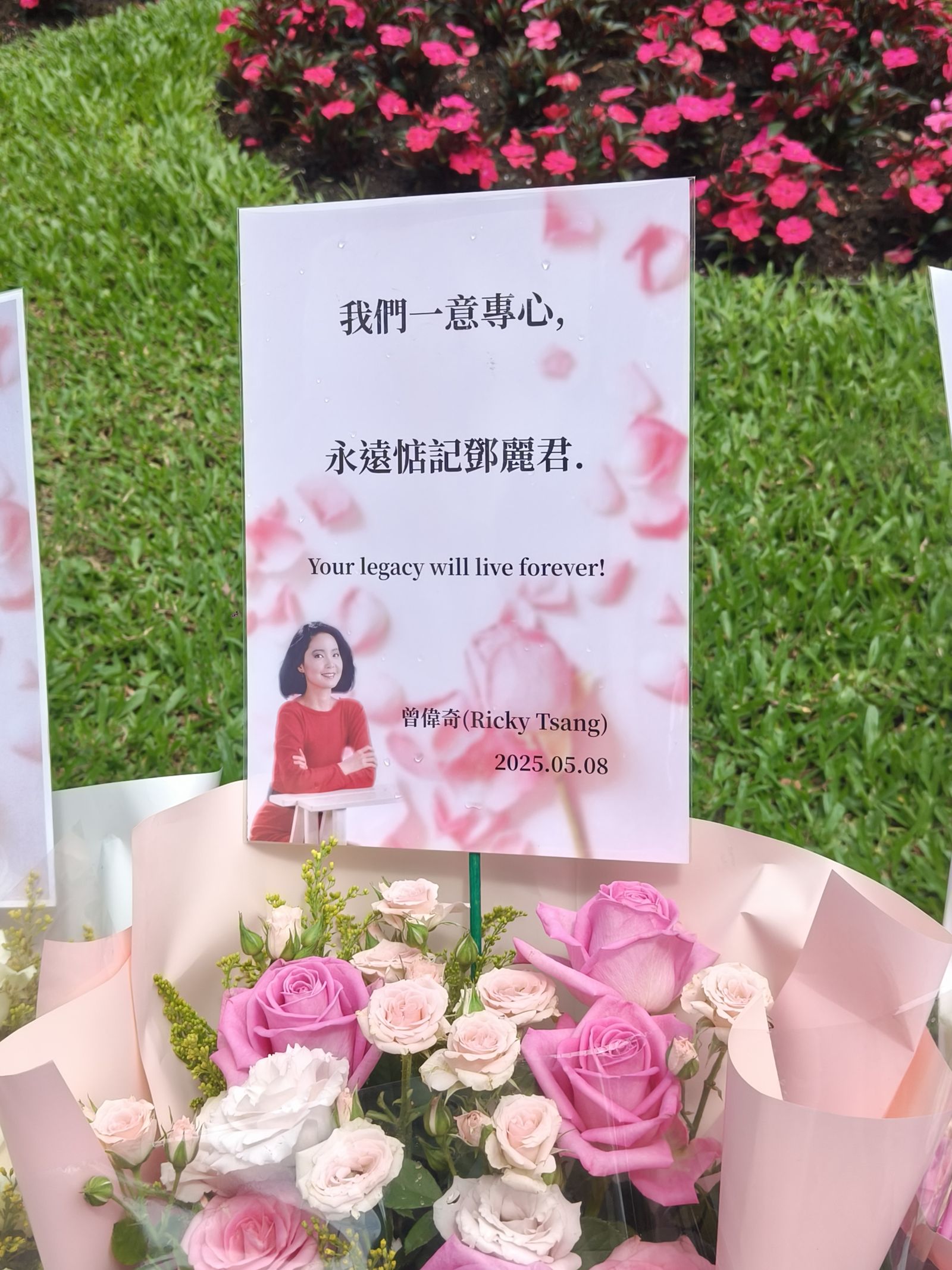 鄧麗君30週年筠園音樂會8日在金寶山舉行，世界各地歌迷獻花追憶永遠的巨星。尤嬿妮攝