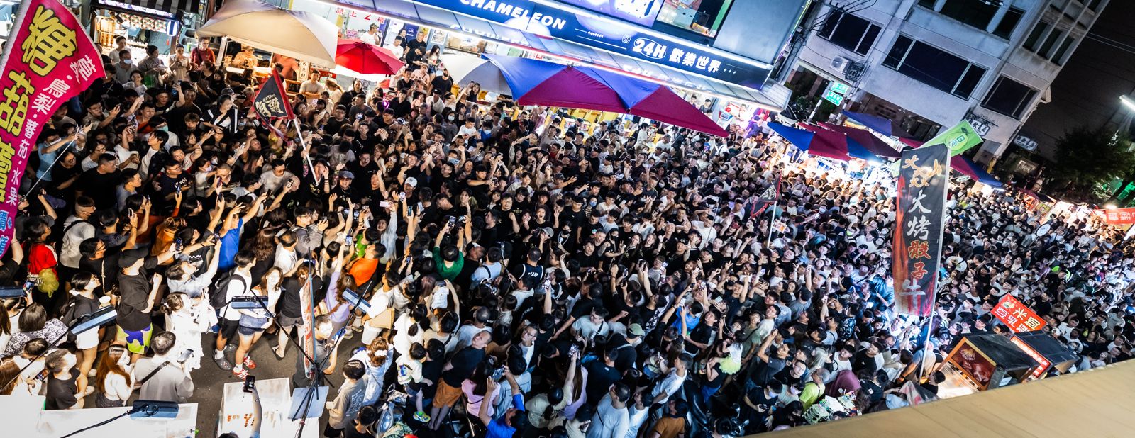 《角頭-鬥陣欸》前進全台五大夜市—基隆廟口夜市、高雄瑞豐夜市、台南武聖夜市、嘉義文化路夜市及台中逢甲夜市,所到之處皆吸引上萬人朝聖。曼尼娛樂提供