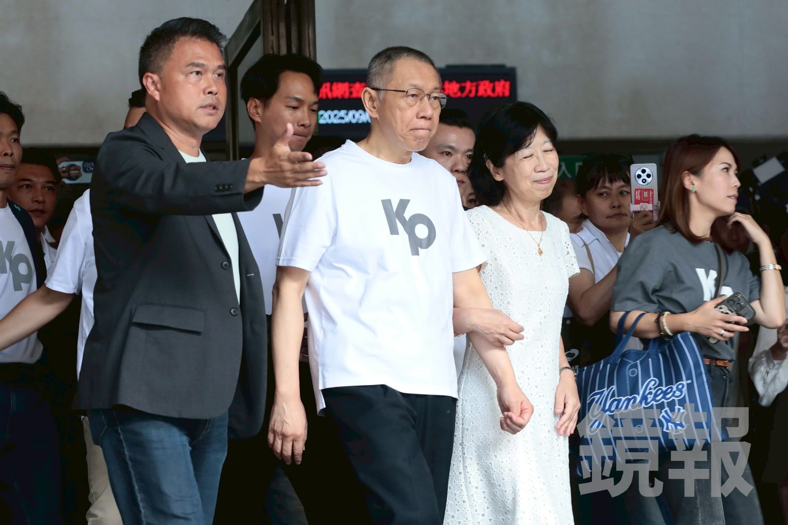 柯P出來了／柯文哲現身！捨棄短褲藍白拖換上KP上衣　「你們的聲音是支持我的力量」