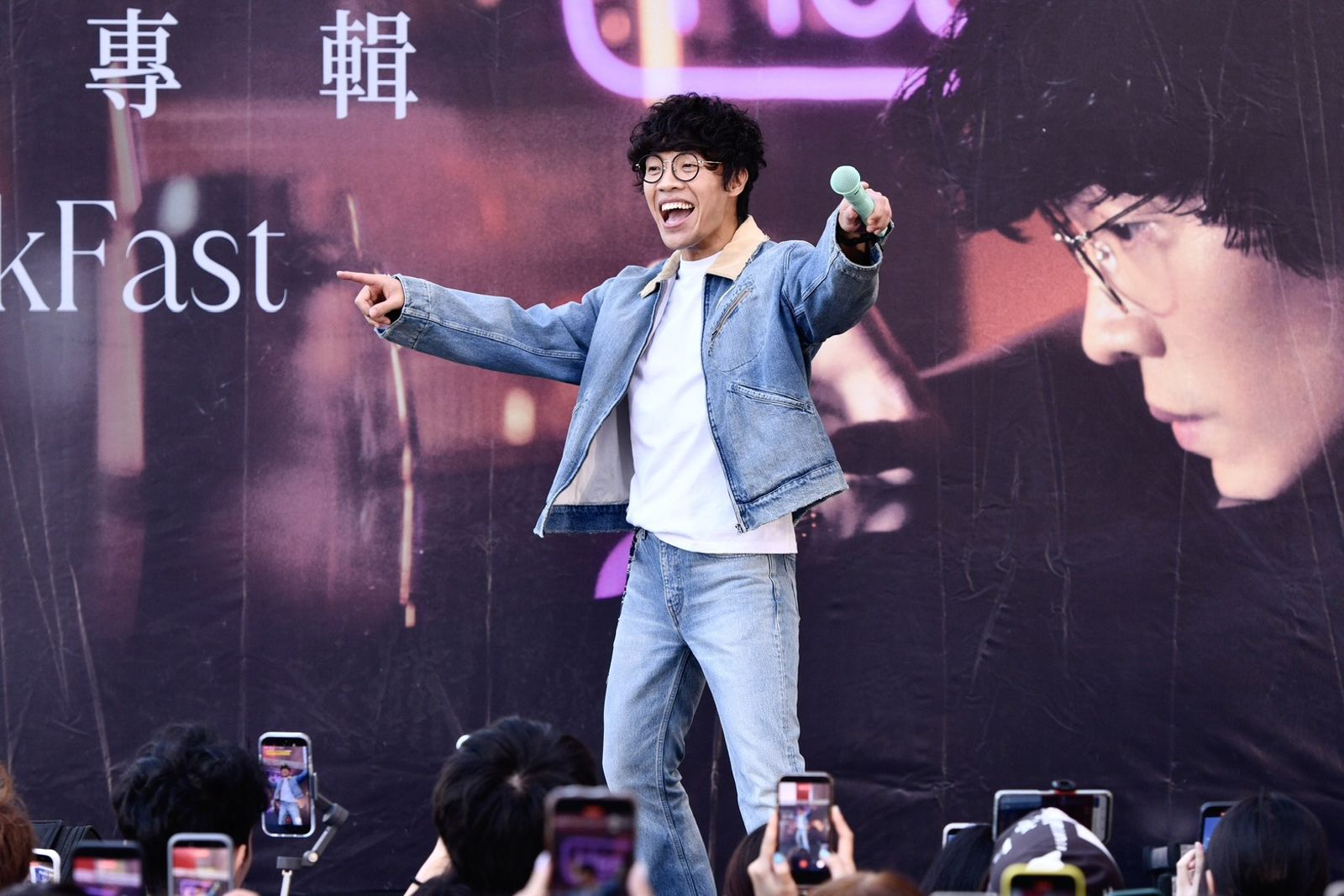 盧廣仲29日在台北車站前的百貨商場舉辦簽唱會。李智為攝