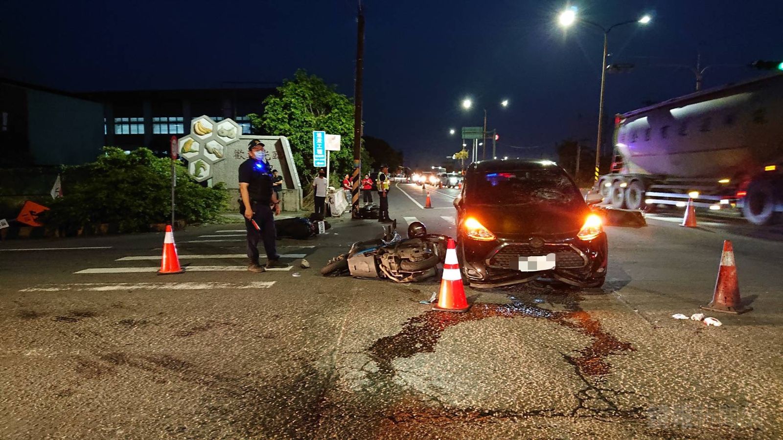 有片／煞不住！他開車「拖鞋卡住油門」直衝　前方等紅燈4機車像保齡球瓶噴飛