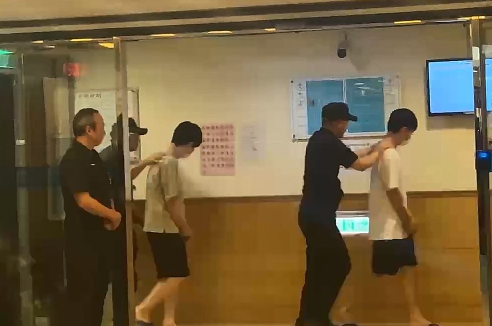 台積電前工程師吳秉駿(右一)、戈一平(左三)。鏡電視