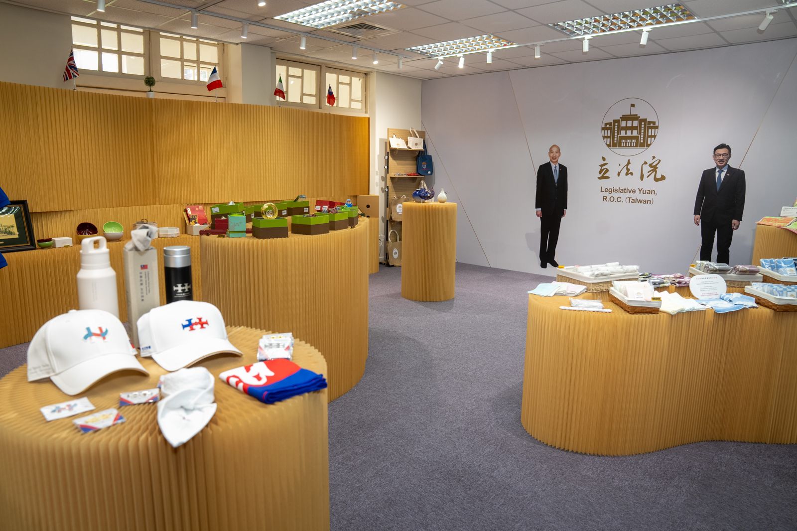 立法院紀念品中心今起試營運 設打卡區可跟韓國瑜、江啟臣合照
