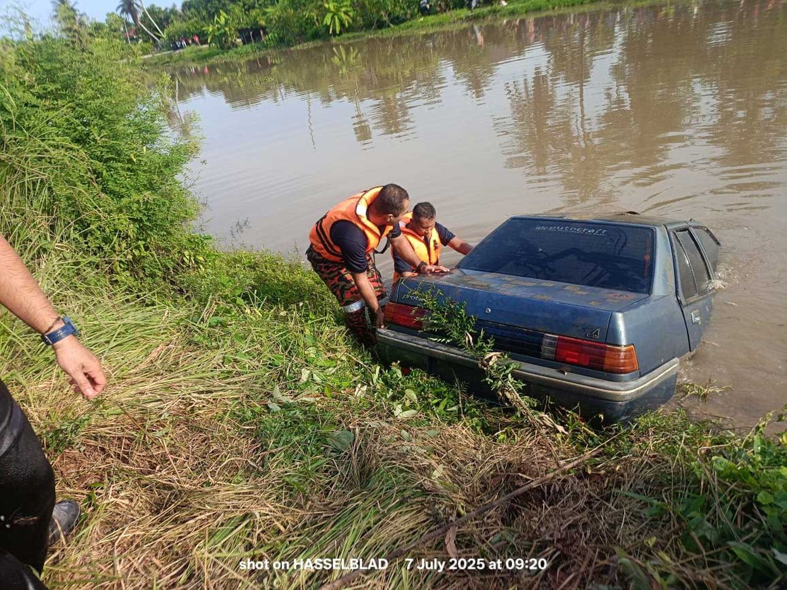 距離回家只剩4分鐘墜河中　一家6口拚盡全力推車門逃不出溺斃