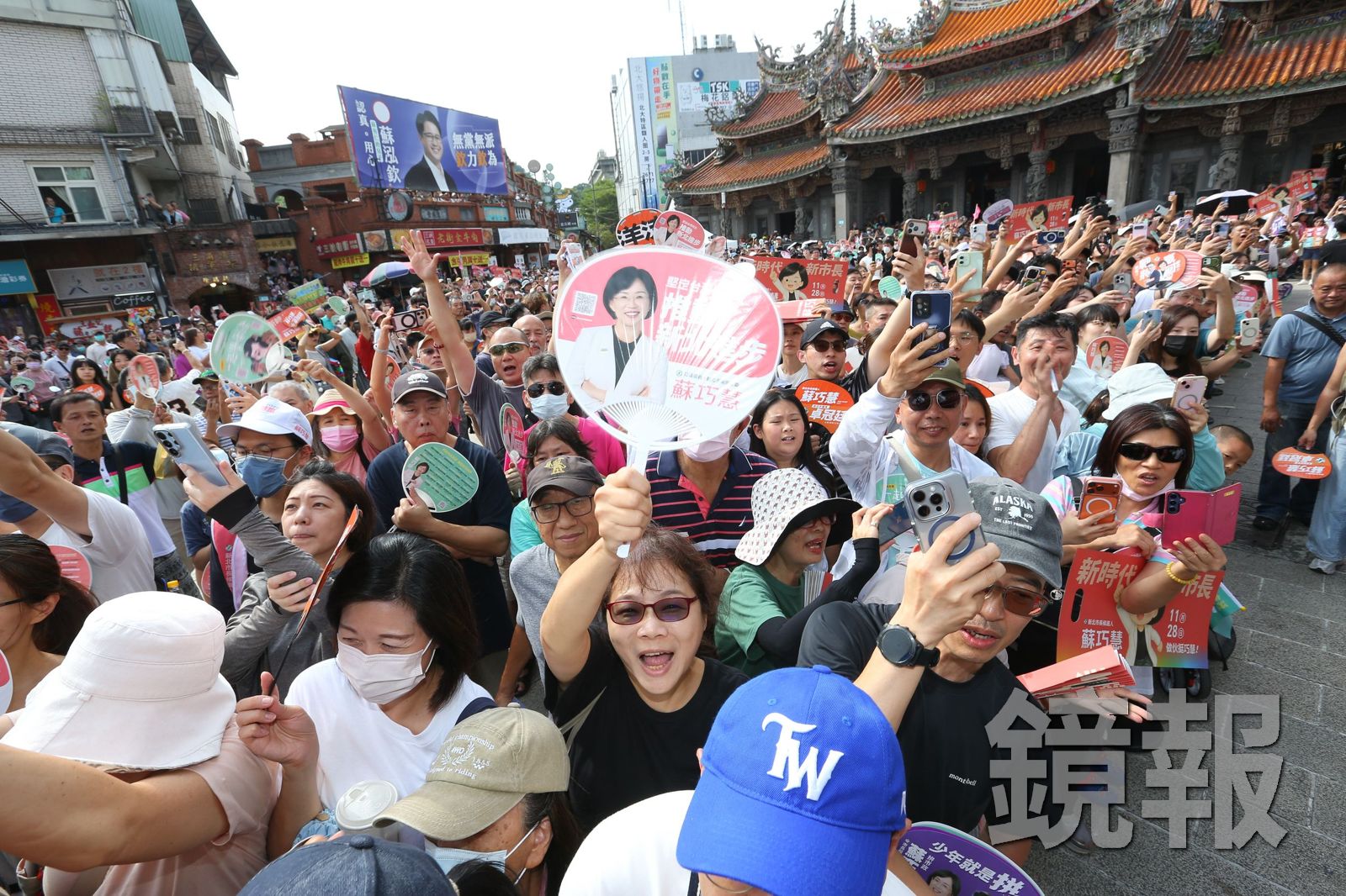 雙北首場「洋流慧聚」的合體行程,也讓地方支持者擠爆祖師廟的廟前廣場。攝影姜永年