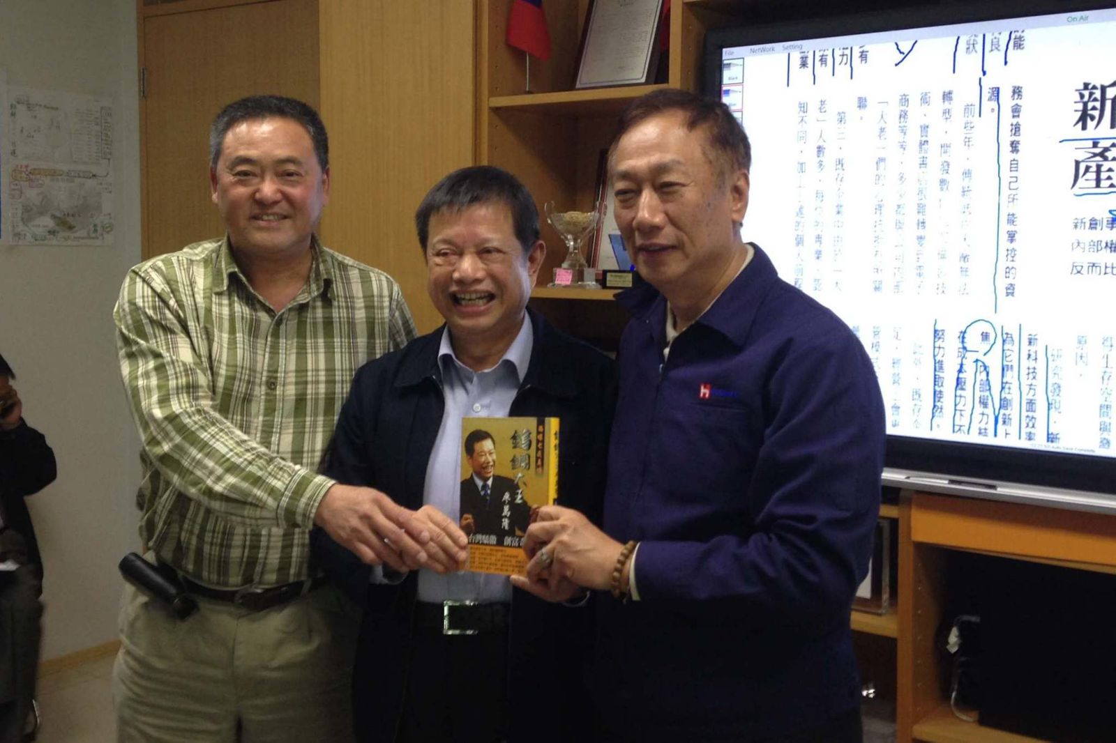 對於本報詢問早年鴻海郭台銘(右一)接觸中南海,是不是由廖萬隆(中)牽線?廖佩玲連忙澄清,爸爸與郭叔叔是朋友沒錯,但郭叔叔無須父親居中牽線。圖/鏡週刊