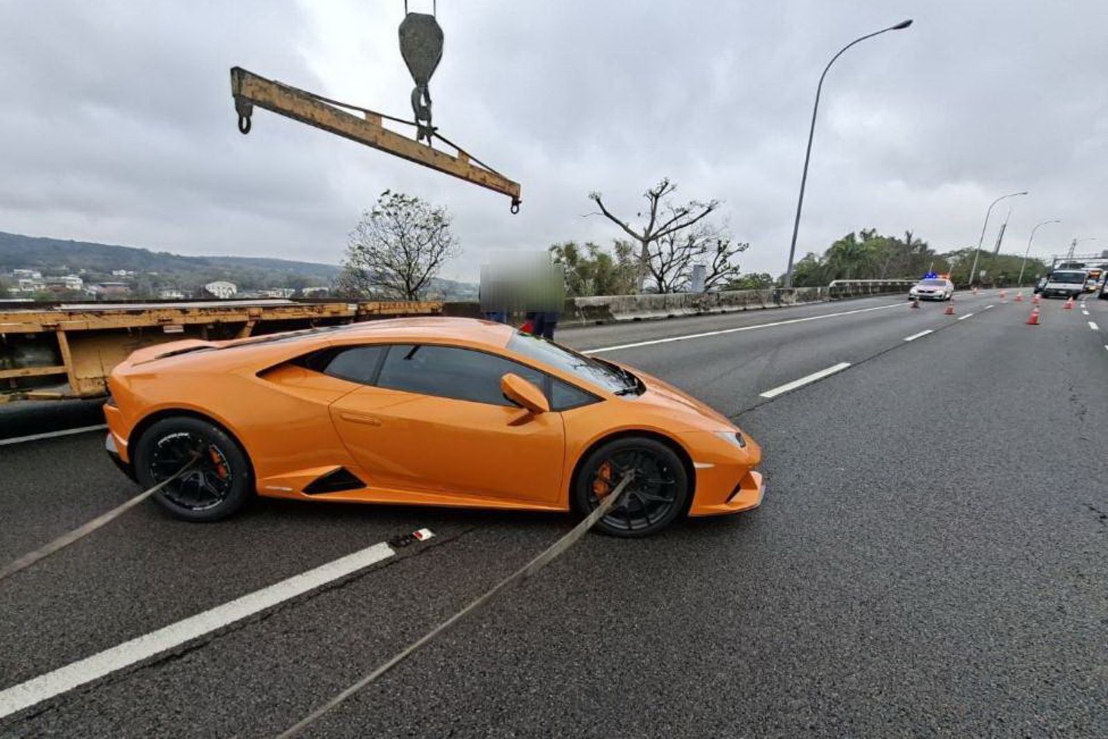 「小牛」藍寶堅尼造型流線帥氣，卻不慎自撞護欄發生車禍，引起路過駕駛注意。讀者提供