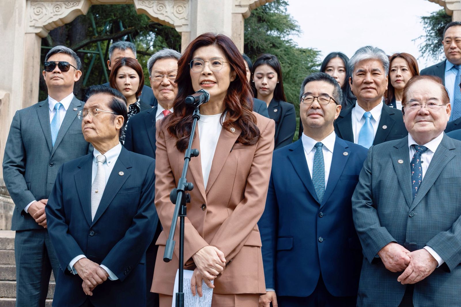 中共與鄭麗文聯手操作「謊言式和平」的危險槓桿