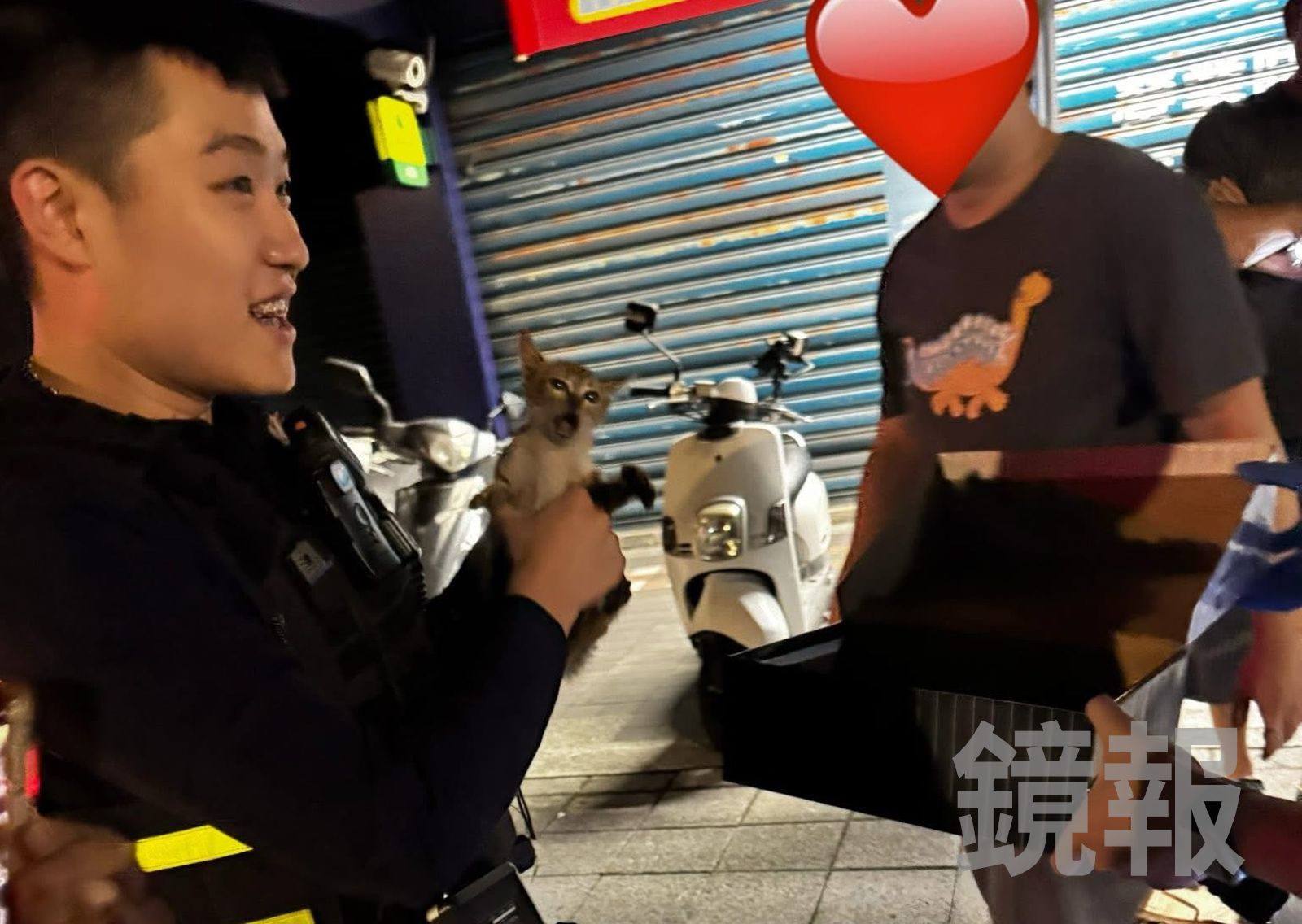可愛爆擊請注意!「喵星人」入侵引擎室 暖警小心翼翼「抱緊處理」
