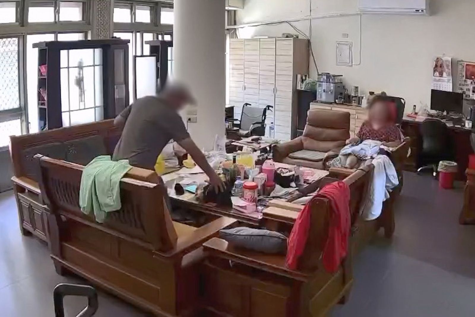 監視器畫面顯示,陳姓里長把皮包裝入黃色袋子內。圖/翻攝fb通霄人(讚)出來