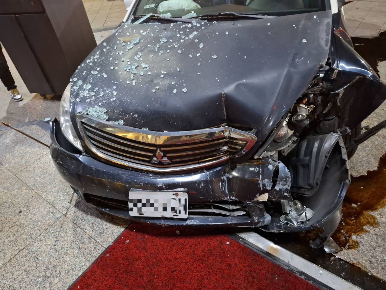 警車車頭毀。