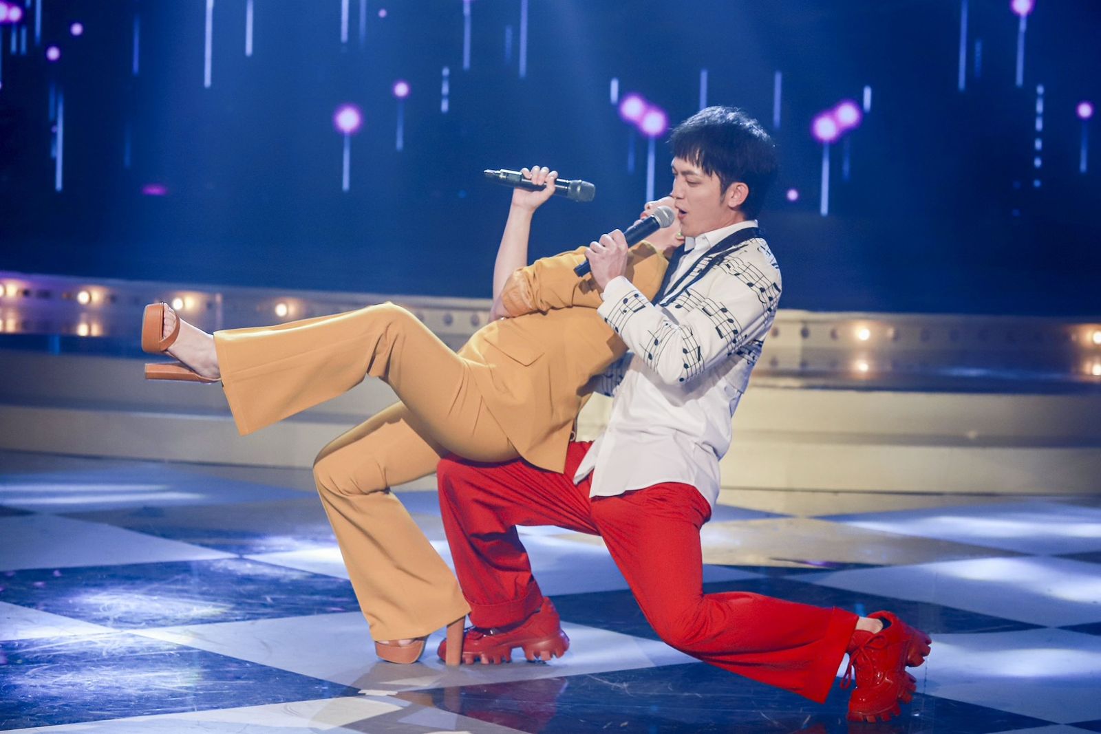 張秀卿挑戰高難度金曲!郭忠祐被迫演出深情戲碼