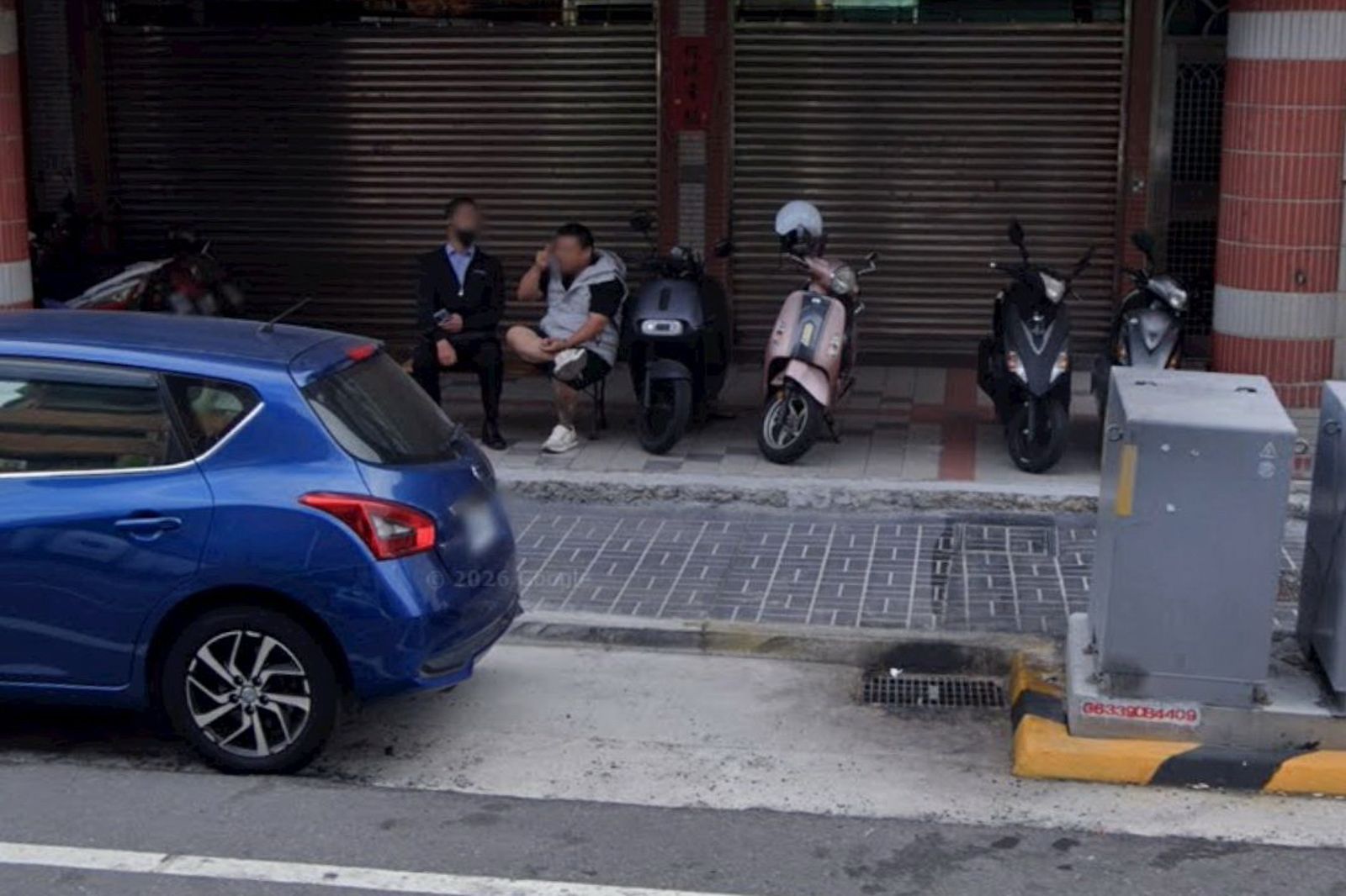 民眾翻出google街景圖，認為排水溝周遭一片污黑，懷疑犯行已經不只一次。翻攝google街景