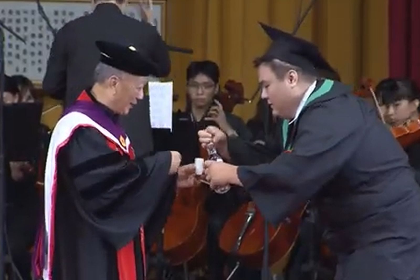 影/男大生畢典掏「這東西」邀頒獎人爽一下 全場笑翻