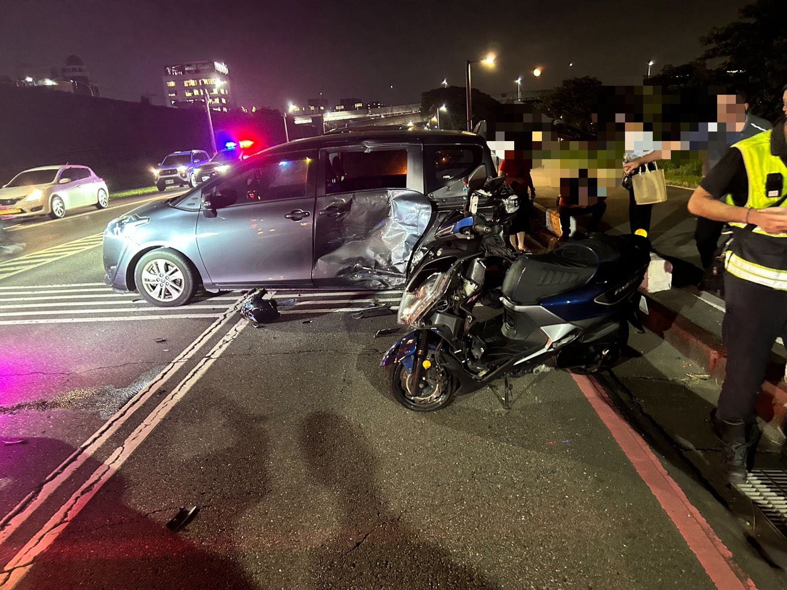 現場多車撞成一團。圖／翻攝畫面