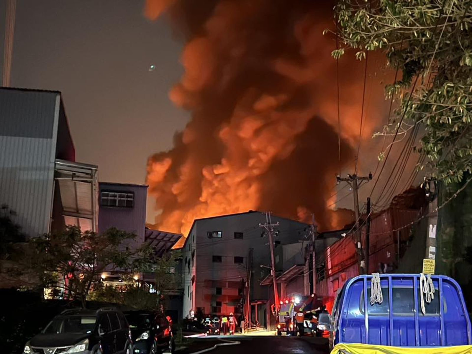 20260413五股工廠火警的火光染紅夜空。翻攝新北消防北海六號臉書